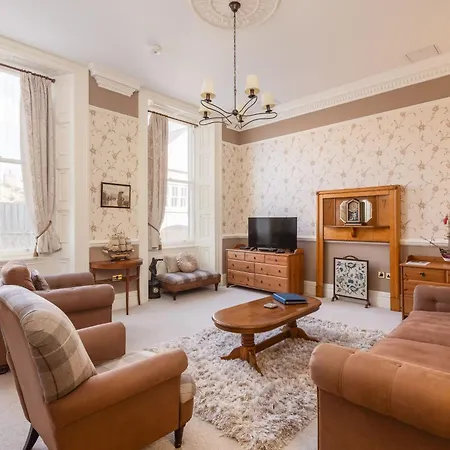 Mariners Hall - Elegant Close To Town Centre בית נופש