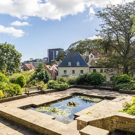 Mariners Hall - Elegant Close To Town Centre Whitby