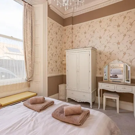 Mariners Hall - Elegant Close To Town Centre