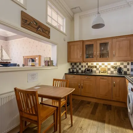 Mariners Hall - Elegant Close To Town Centre Whitby