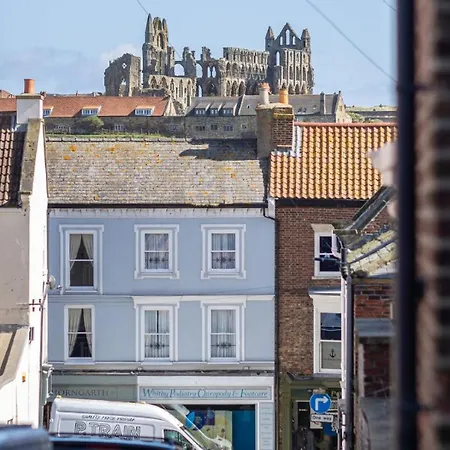 Mariners Hall - Elegant Close To Town Centre Whitby