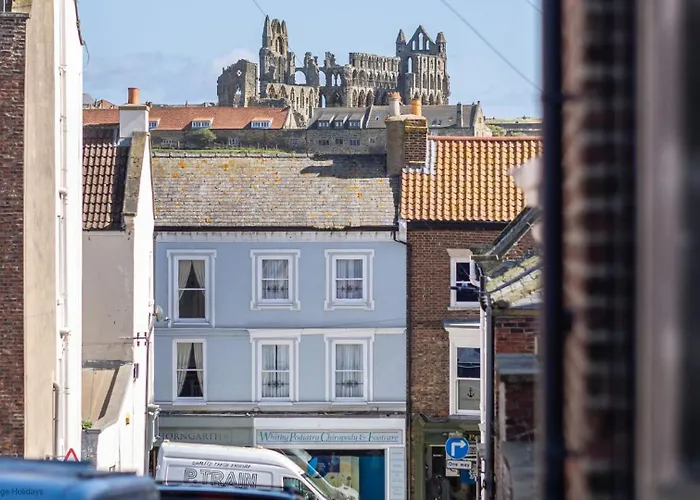 Mariners Hall - Elegant Close To Town Centre Whitby