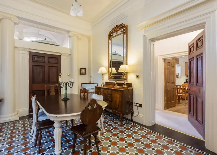 Mariners Hall - Elegant Close To Town Centre