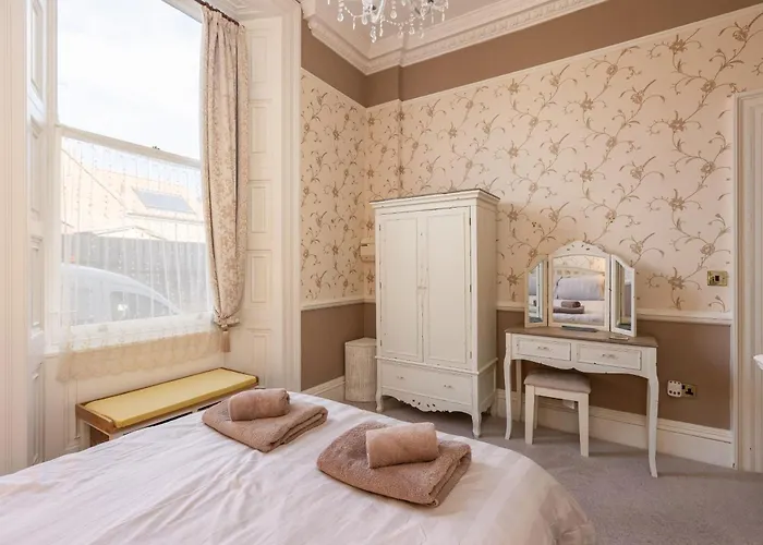 Mariners Hall - Elegant Close To Town Centre