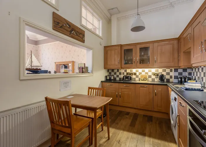 Mariners Hall - Elegant Close To Town Centre Whitby