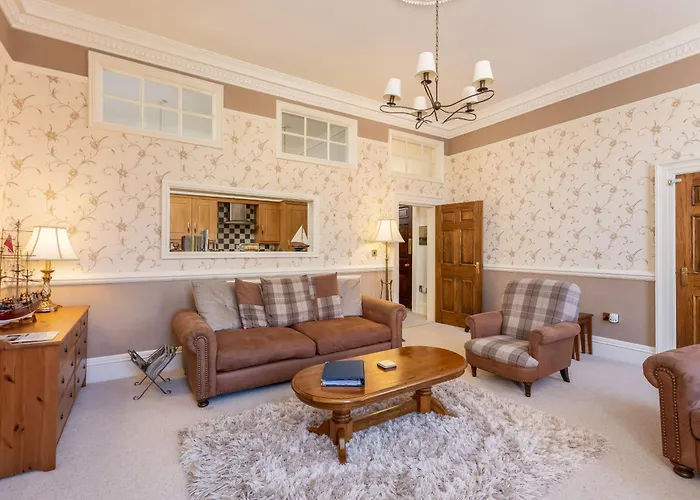 Mariners Hall - Elegant Close To Town Centre Whitby